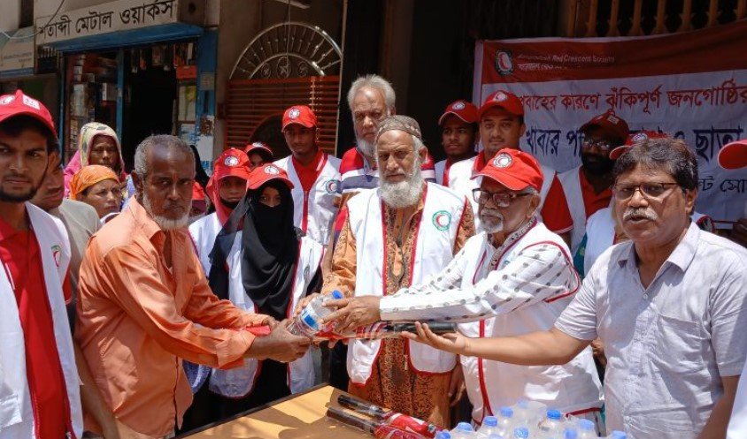 সিরাজগঞ্জ রেড ক্রিসেন্ট সোসাইটি’র উদ্যোগে ক্যাপ-ছাতা বিতরণ 